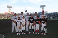 　ファーストピッチセレモニーを終え、子どもたちと写真に納まる（左から）久慈照嘉氏、浜中治氏、佐野仙好氏、関本賢太郎氏、前田大和氏