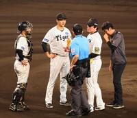 　６回、大竹（左から２人目）に異変を感じ安藤コーチがマウンドに向かう（撮影・山口登）
