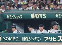 　６回、ケガの治療のためにベンチ奥へ向かう大竹（中央下）＝撮影・北村雅宏