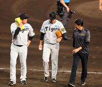 　６回、ベンチに戻る大竹（中央）＝撮影・山口登