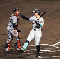 　６回、見逃し三振に倒れる佐藤輝（撮影・山口登）