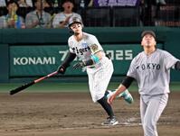 　８回、、左翼スタンドへ二者連続となるソロを放つ佐藤輝（撮影・立川洋一郎）