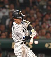 　５回、左前打を放つ熊谷（撮影・西田忠信）