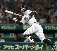 　５回、左前打を放つ熊谷（撮影・北村雅宏）