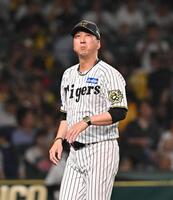 　巨人に敗れ、グラウンドを後にする藤川監督（撮影・西田忠信）