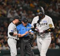 　６回を終え、投手交代を告げる藤川監督（左）＝撮影・西田忠信