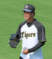 　キャッチボールで汗を流す高橋（撮影・立川洋一郎）