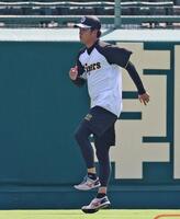 　ウオーミングアップする高橋（撮影・北村雅宏）