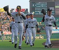 　ファーストピッチセレモニーを務め、ファンの声援に応える阪神ＯＢ・上田二朗氏（右端）と江本孟紀氏（左から２人目）ら（撮影・北村雅宏）