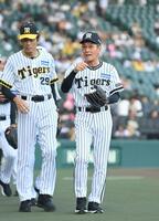 　ファーストピッチセレモニーを終え、場内一周する上田二朗氏（右）＝撮影・西田忠信