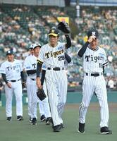 　ファーストピッチセレモニーを終え、場内一周する江本孟紀氏（撮影・西田忠信）