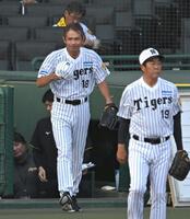 　ファーストピッチセレモニーに参加する野田浩司氏ら（撮影・飯室逸平）