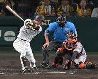 　３回、空振り三振に倒れる近本（撮影・飯室逸平）