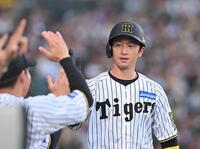 　１回、森下の先制適時二塁打で生還した近本（撮影・西田忠信）