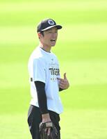 　笑顔を見せる近本（撮影・飯室逸平）