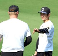 　ネルソン（左）と談笑する近本（撮影・山口登）