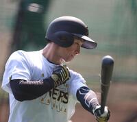 　試合前、入念にバットを振る近本（撮影・北村雅宏）