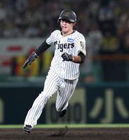 　３回、森下の左前打で三塁を陥れる一走・中野（撮影・北村雅宏）