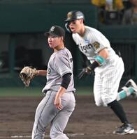 　３回、佐藤輝に勝ち越し打を許す井上（撮影・飯室逸平）