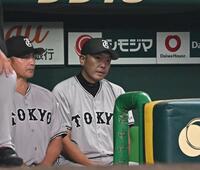 　５回、船迫が熊谷に押し出し四球を与え厳しい表情の阿部監督（右）＝撮影・西田忠信