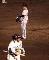 　５回、船迫は熊谷に押し出し四球を与え勝ち越しを許す（撮影・山口登）