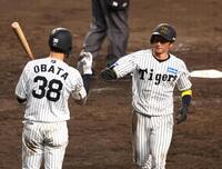 　５回、近本は熊谷の四球で生還する（撮影・山口登）