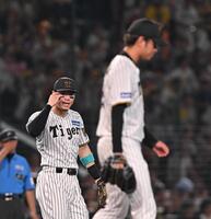 　５回、岸田に同点適時二塁打を許した高橋（右）に声をかける佐藤輝（撮影・西田忠信）
