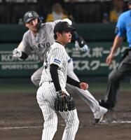 　５回、岸田に同点二塁打を打たれる高橋（撮影・飯室逸平）