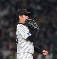 　５回、岡本に四球を与え、グラブをくわえる高橋（撮影・北村雅宏）