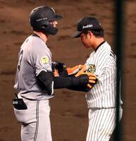 　３回、高橋はキャベッジのゴロを捕球しタッチしてアウトにする（撮影・山口登）