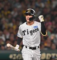 　５回、押し出し四球を選びガッツポーズする熊谷（撮影・西田忠信）