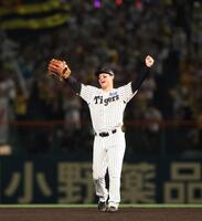 　巨人に勝利し、喜ぶ森下（撮影・北村雅宏）
