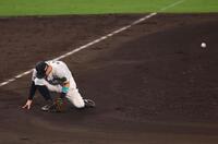 　９回、佐藤輝は若林の打球をトンネルする（撮影・山口登）