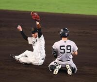 　９回、若林は二塁を狙うもタッチアウトになる（撮影・山口登）