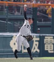 　９回、佐藤輝が若林の打球を後逸したものの、二塁へ送球してタッチアウトにする熊谷（撮影・北村雅宏）