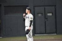 　ヒーローインタビューでマイクを持つ伊藤稜