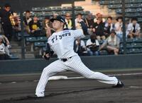 　力強く投げ込む伊藤稜