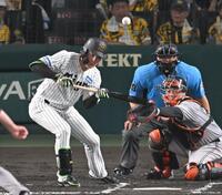 　６回、送りバントを失敗する高寺（撮影・飯室逸平）