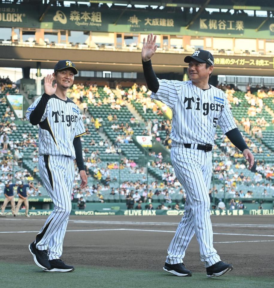 　スタンドに手を振る前田大和氏（左）と浜中治氏（撮影・西田忠信）