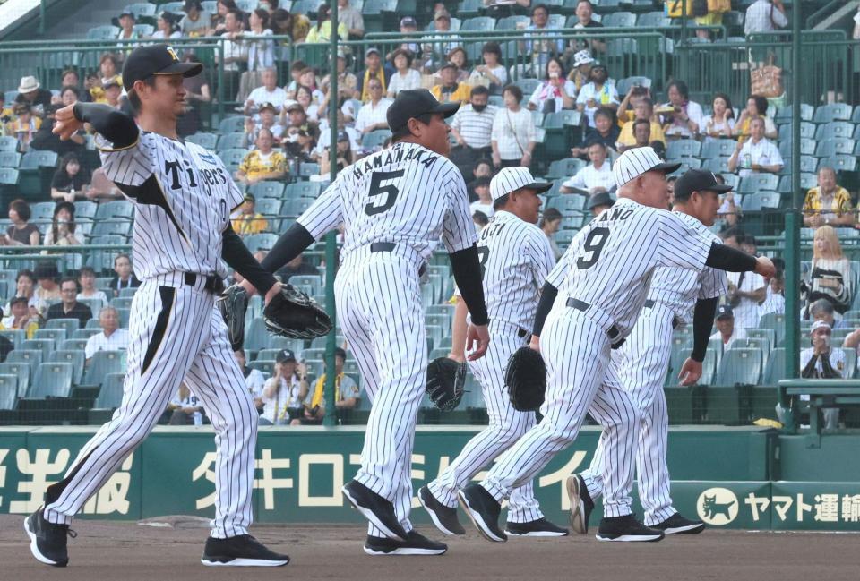 　ファーストピッチセレモニーを務める（左から）前田大和氏、浜中治氏、久慈照嘉氏、佐野仙好氏、関本賢太郎氏（撮影・北村雅宏）