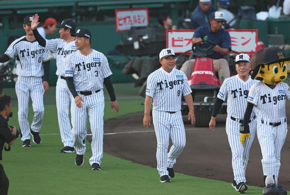 　ファーストピッチセレモニーを終えて場内を回る（右から）佐野仙好氏、久慈照嘉氏、関本賢太郎氏、浜中治氏、前田大和氏（撮影・立川洋一郎）