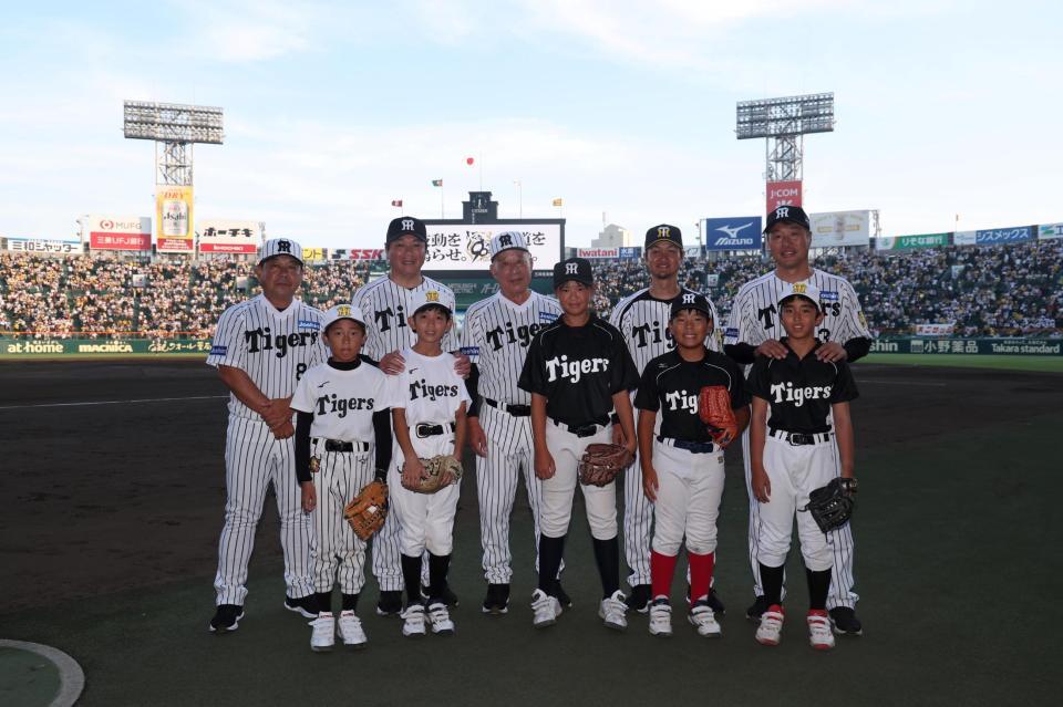 　ファーストピッチセレモニーを終え、子どもたちと写真に納まる（左から）久慈照嘉氏、浜中治氏、佐野仙好氏、関本賢太郎氏、前田大和氏