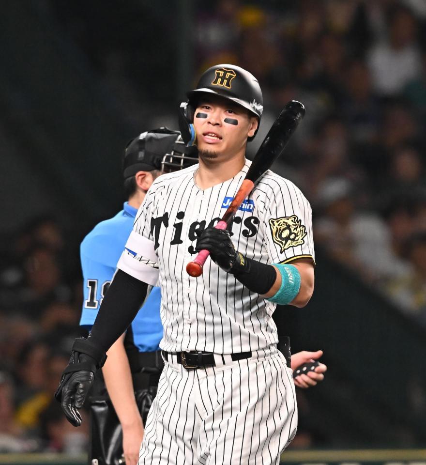 　６回、見逃し三振に倒れた佐藤輝は納得のいかない表情（撮影・西田忠信）