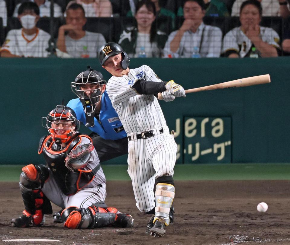 　５回、左前打を放つ熊谷（撮影・立川洋一郎）