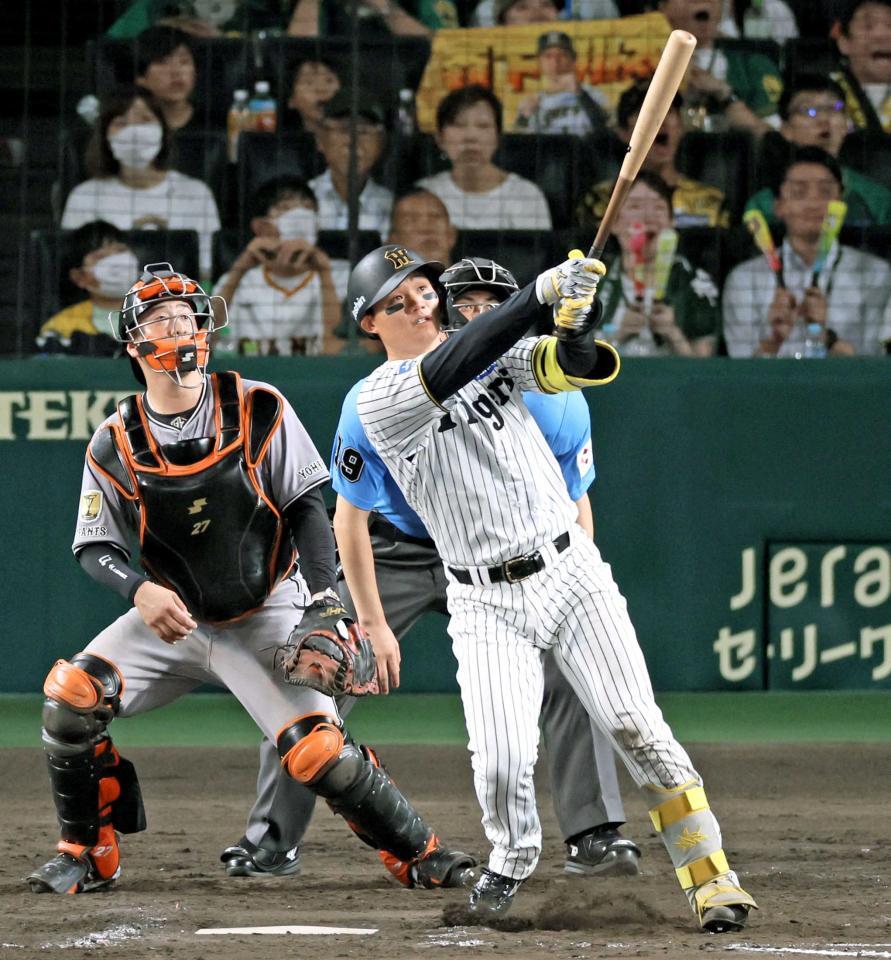 　８回、左翼スタンドへソロを放つ森下（撮影・立川洋一郎）