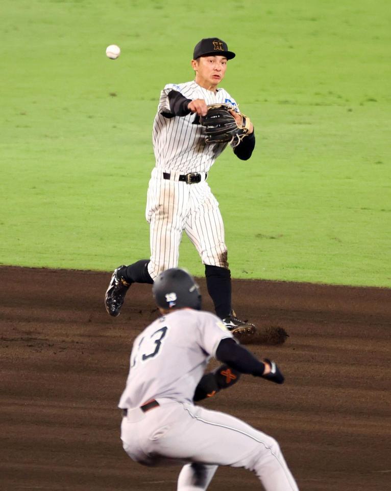 　一塁へ素早く送球する熊谷