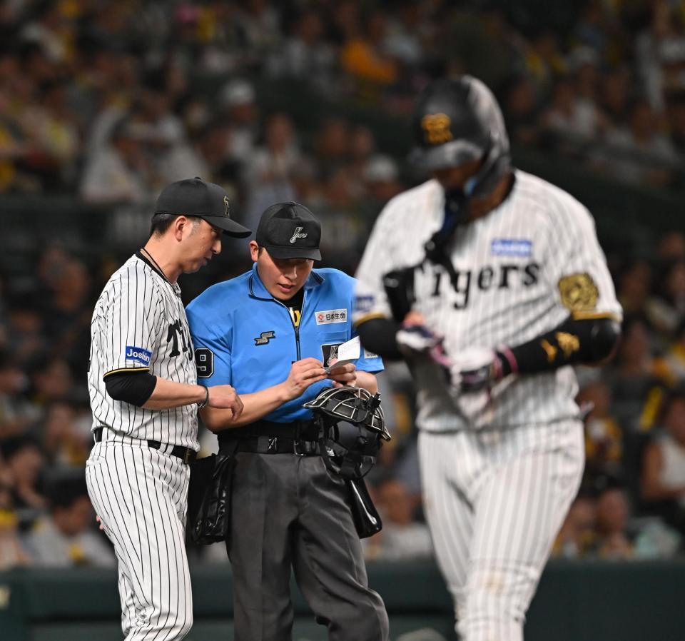 　６回を終え、投手交代を告げる藤川監督（左）＝撮影・西田忠信