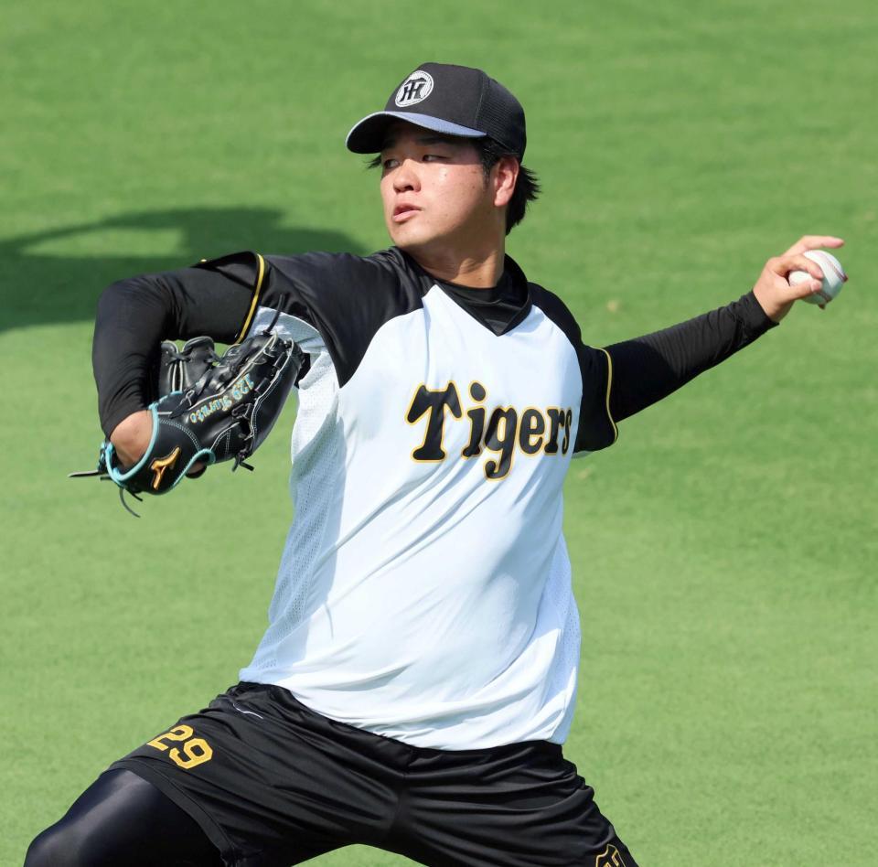 　キャッチボールで汗を流す高橋（撮影・立川洋一郎）