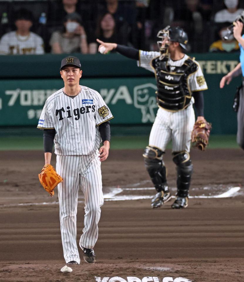 　６回、岸田に四球を与え満塁にする大竹（撮影・立川洋一郎）