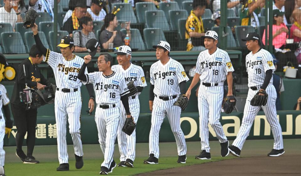 　スタンドに手を振る（左から）江本氏、上田氏、山本氏、中西氏、野田氏、藪氏（撮影・飯室逸平）